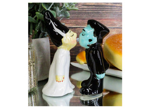 Kissing Zombies Salt and Pepper Shakers 5 - JPs Horror Collection